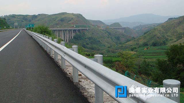 高速公路防撞草莓视频污在线看免费.jpg