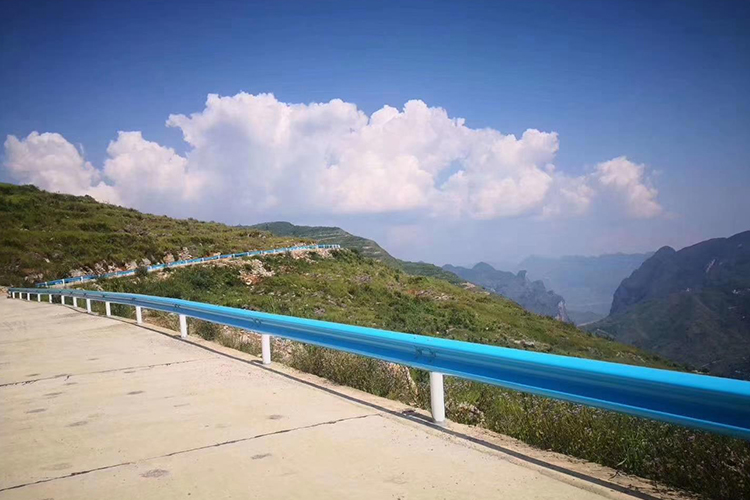 道路波形草莓视频污在线看免费.jpg