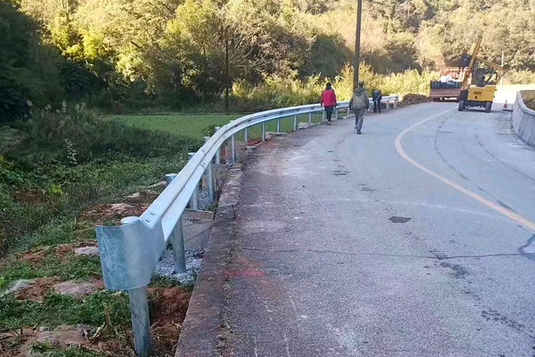 道路波形草莓视频污在线看免费.jpg